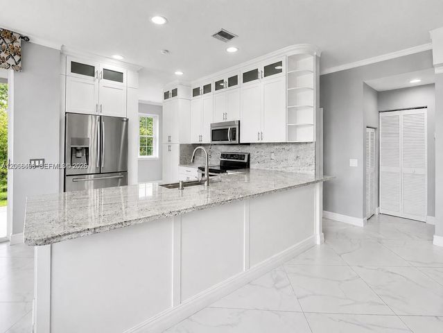 963 Falling Water Road, Weston, FL 33326