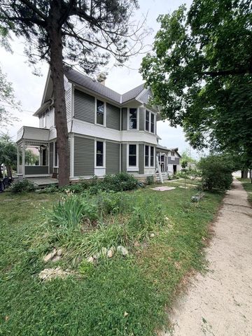 300 W Chestnut STREET, Burlington, WI 53105