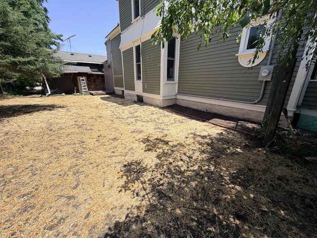 300 W Chestnut STREET, Burlington, WI 53105