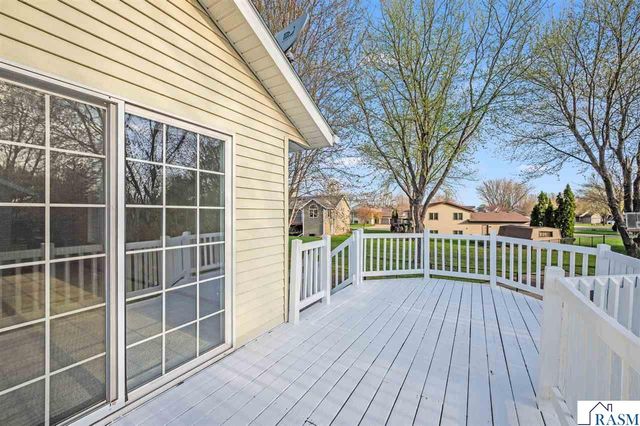 18 La Mar Court, North Mankato, MN 56003