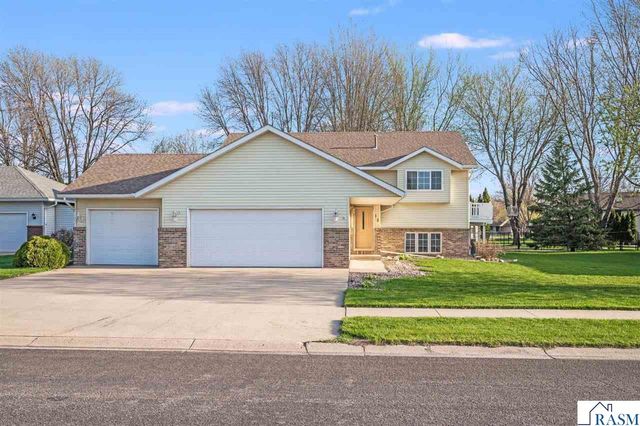 18 La Mar Court, North Mankato, MN 56003