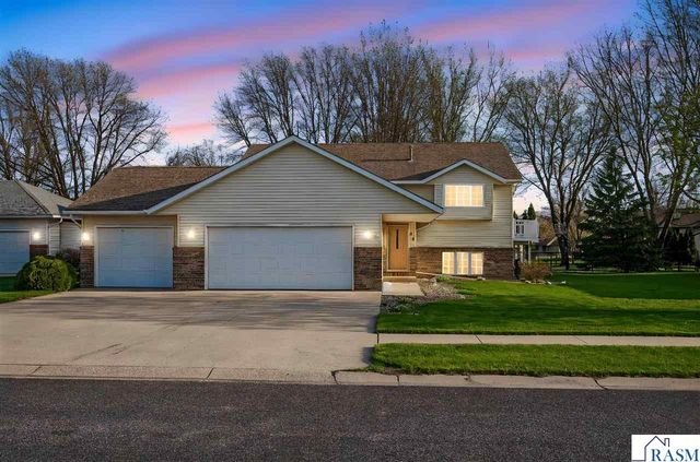 18 La Mar Court, North Mankato, MN 56003