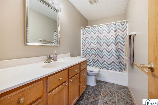 18 La Mar Court, North Mankato, MN 56003