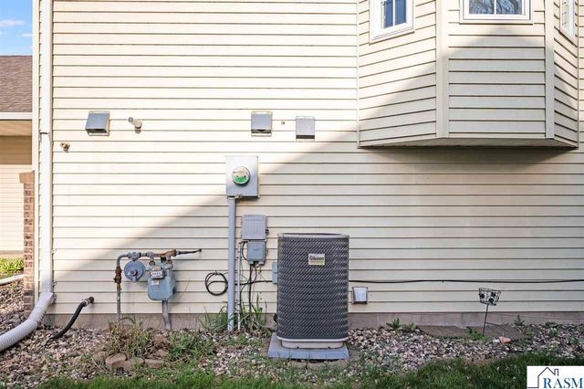 18 La Mar Court, North Mankato, MN 56003