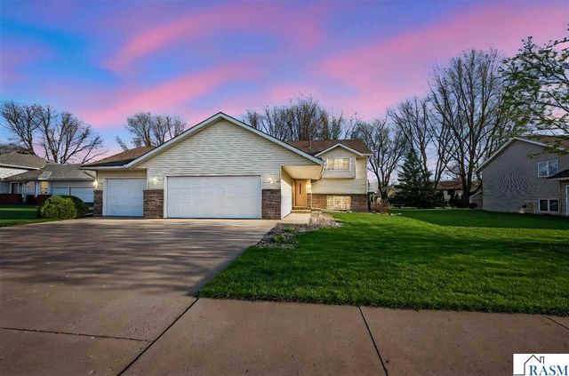 18 La Mar Court, North Mankato, MN 56003