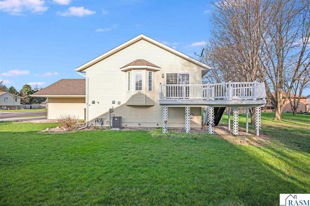 18 La Mar Court, North Mankato, MN 56003