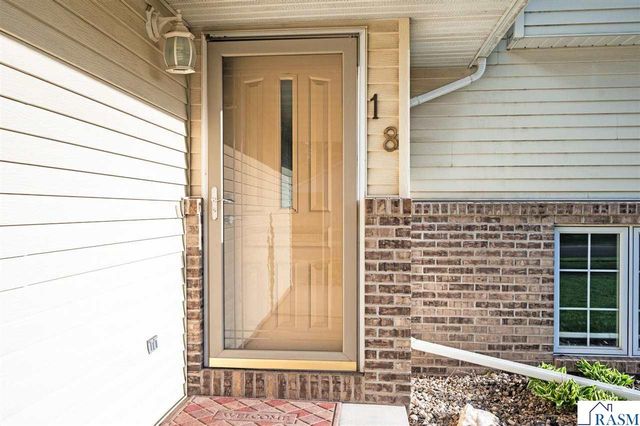 18 La Mar Court, North Mankato, MN 56003