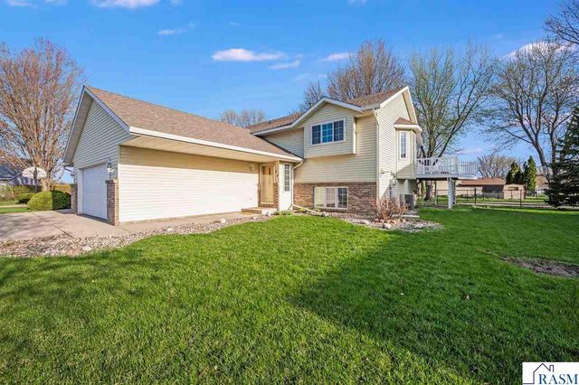 18 La Mar Court, North Mankato, MN 56003