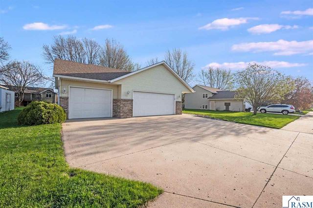 18 La Mar Court, North Mankato, MN 56003