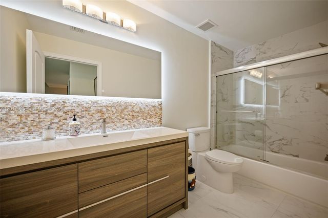 7350 SW 89th St 314S, Miami, FL 33156