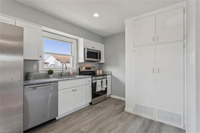 43 Ferguson LN, Newport News, VA 23601