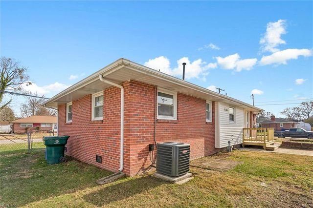 43 Ferguson LN, Newport News, VA 23601