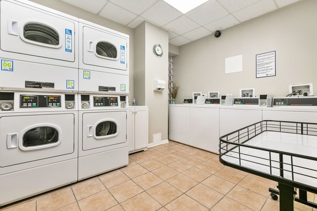 5860 N Kenmore Avenue 101, Chicago, IL 60660