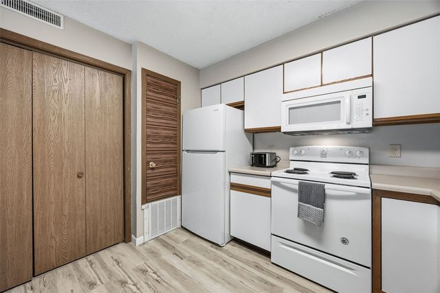86 Westside Drive 86, Iowa City, IA 52246