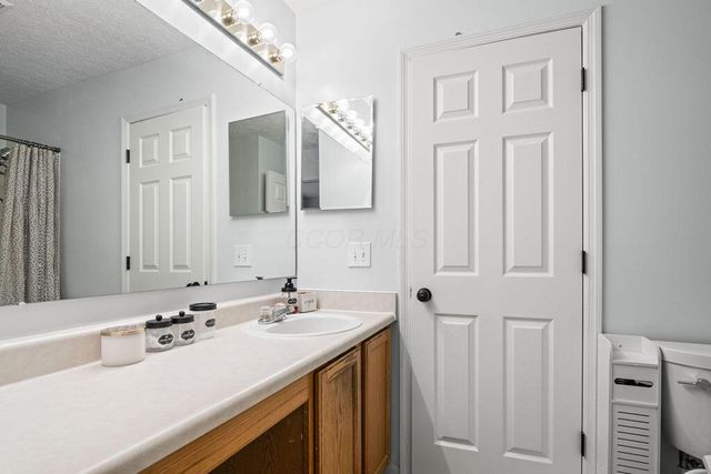 409 Lockmead Drive, Pataskala, OH 43062