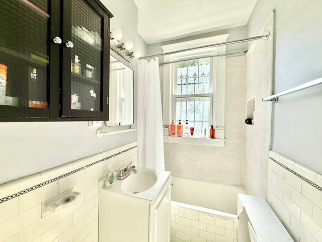 32 Sidlaw Rd 6, Boston, MA 02135