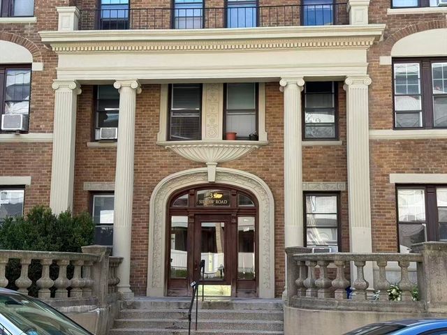 32 Sidlaw Rd 6, Boston, MA 02135