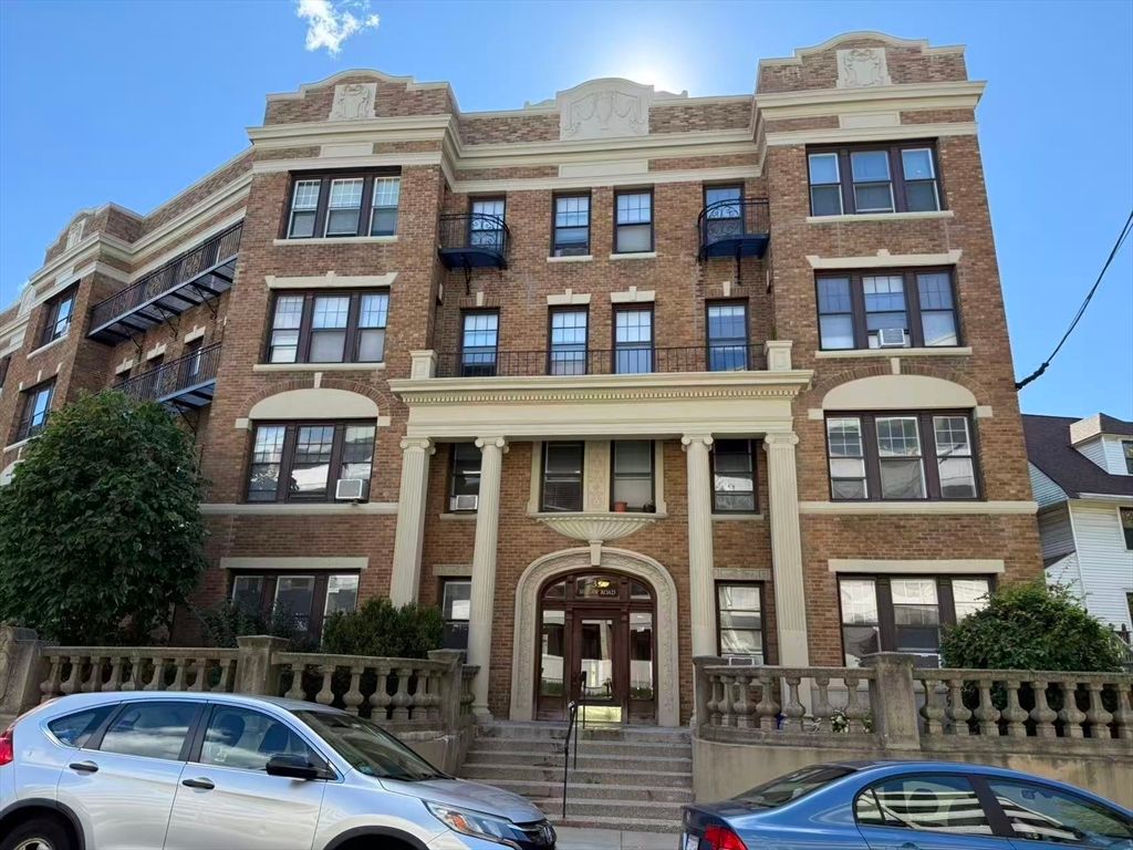 32 Sidlaw Rd 6, Boston, MA 02135