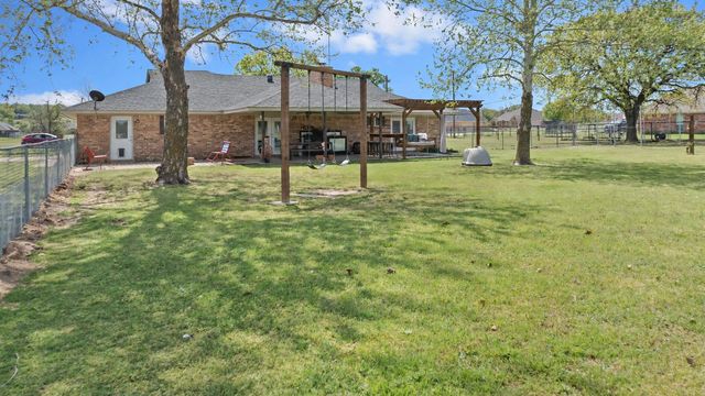 106 Vineyard Street, Weatherford, TX 76087