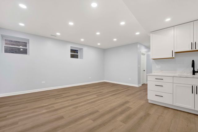 2329 N Geneva Terrace Garden, Chicago, IL 60614