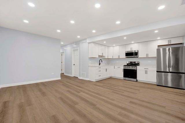 2329 N Geneva Terrace Garden, Chicago, IL 60614