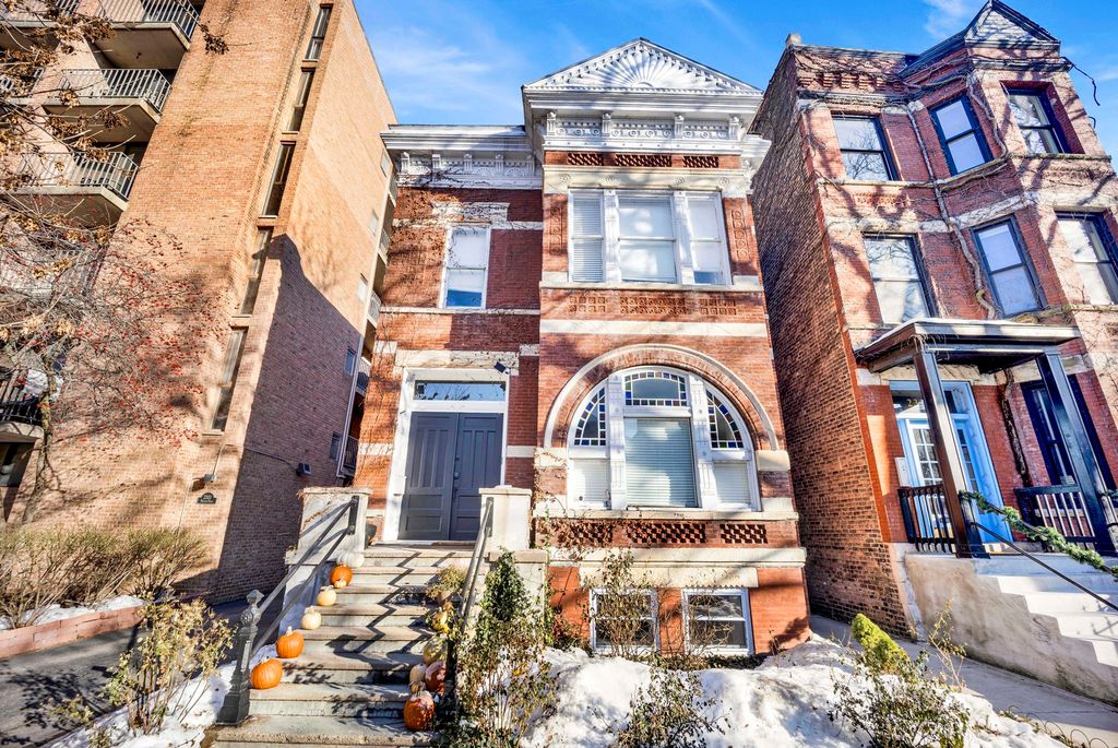 2329 N Geneva Terrace Garden, Chicago, IL 60614