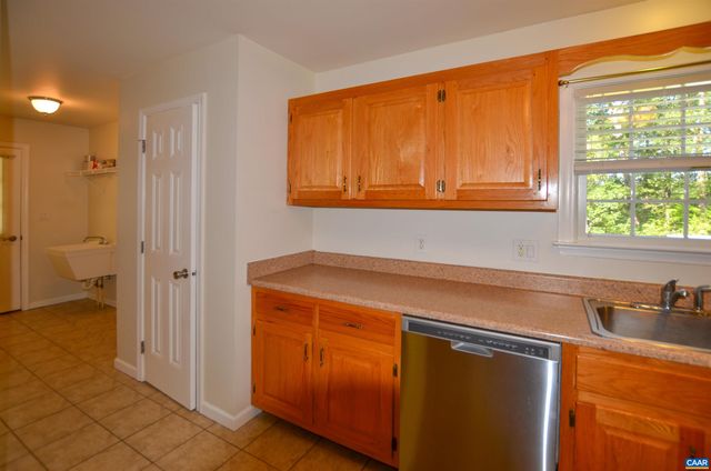 864 BILLY B RD, Louisa, VA 23093