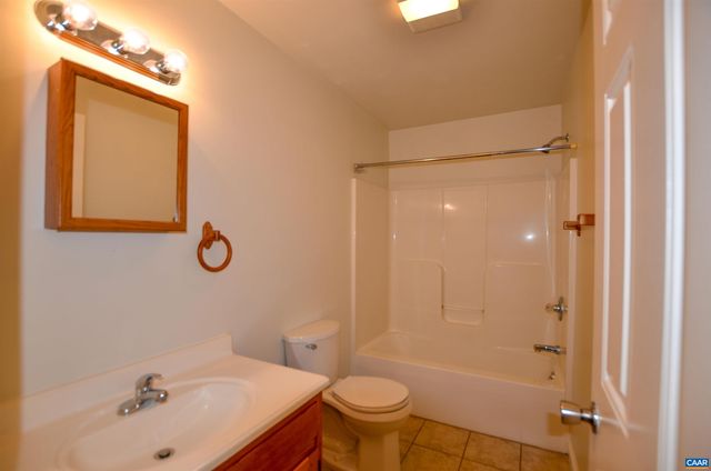 864 BILLY B RD, Louisa, VA 23093