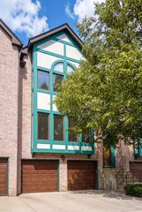 909 W Essex Place, Arlington Heights, IL 60004