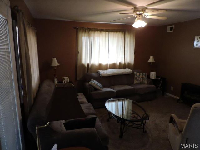 334 N River Rd, Elsberry, MO 63343