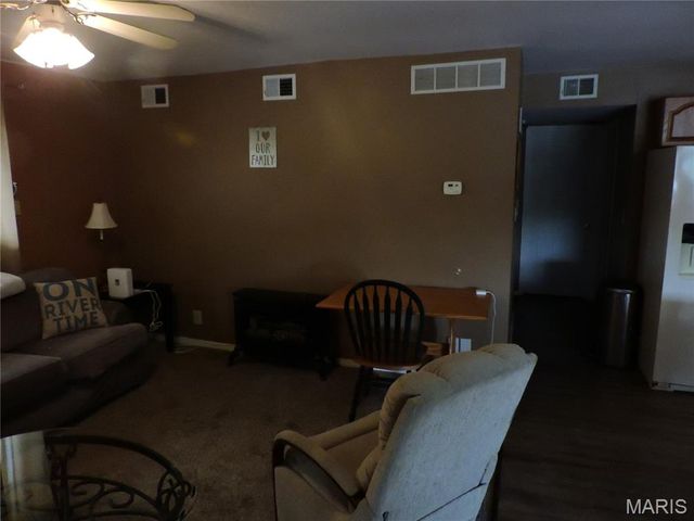 334 N River Rd, Elsberry, MO 63343