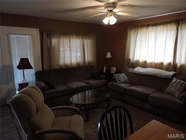 334 N River Rd, Elsberry, MO 63343