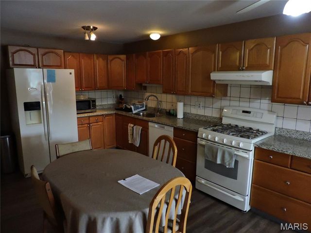 334 N River Rd, Elsberry, MO 63343