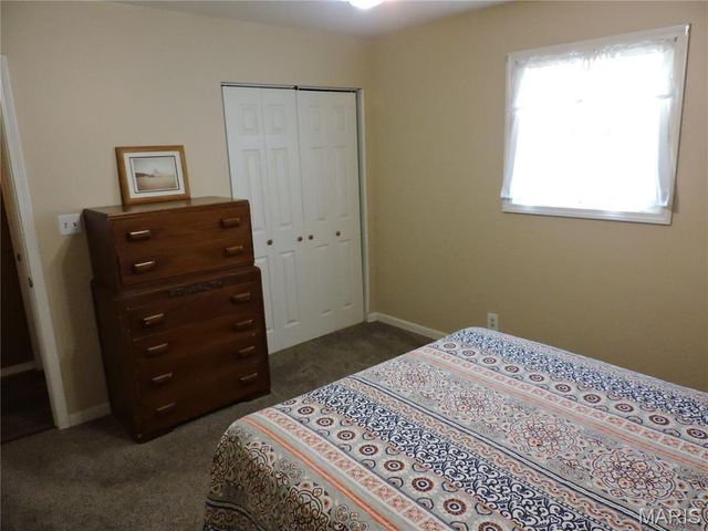 334 N River Rd, Elsberry, MO 63343