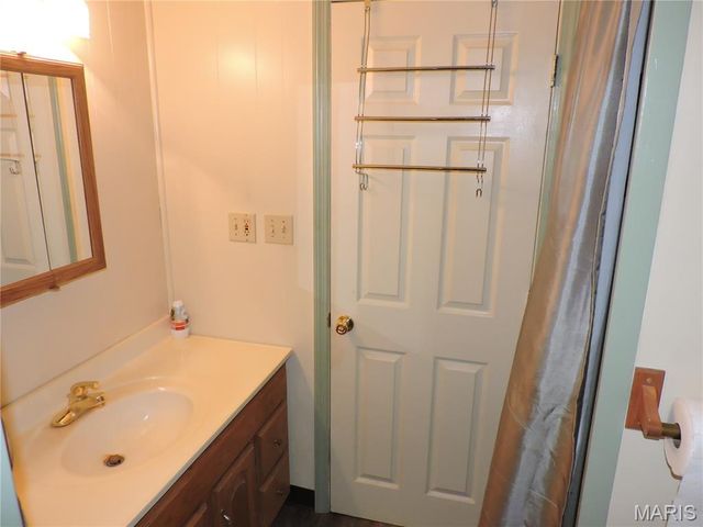 334 N River Rd, Elsberry, MO 63343
