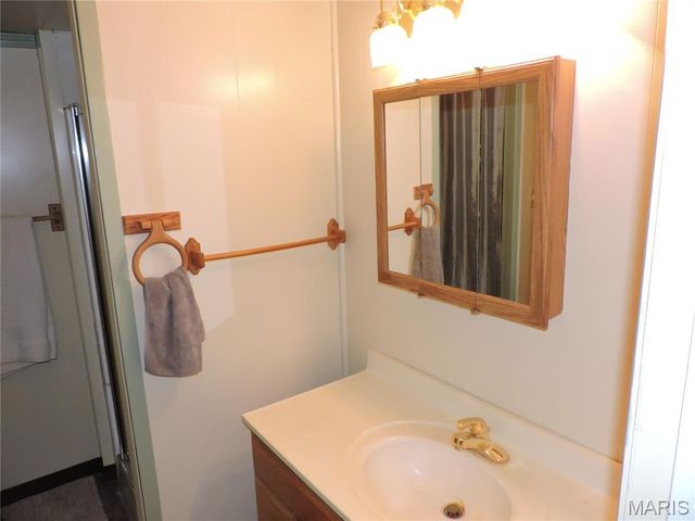 334 N River Rd, Elsberry, MO 63343