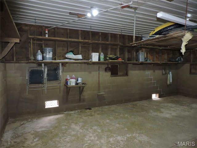 334 N River Rd, Elsberry, MO 63343
