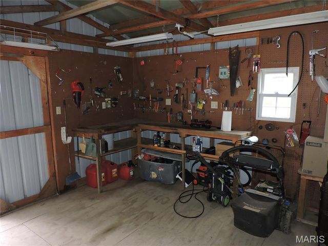 334 N River Rd, Elsberry, MO 63343