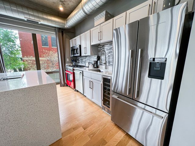 1000 N Kingsbury Street 102, Chicago, IL 60610