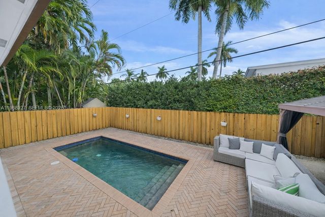 7431 Center Bay Dr, North Bay Village, FL 33141