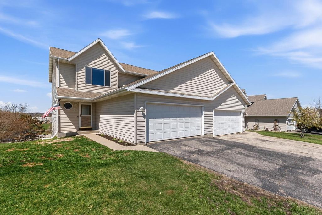1126 Autumn DRIVE, West Bend, WI 53090