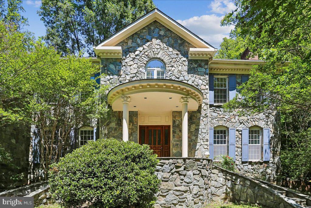 Image 2 of property listing at 11720 GLEN CT, Potomac, MD 20854