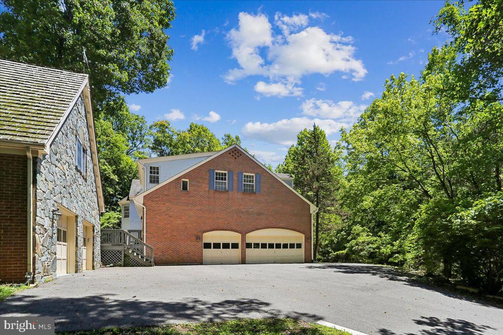 Image 94 of property listing at 11720 GLEN CT, Potomac, MD 20854