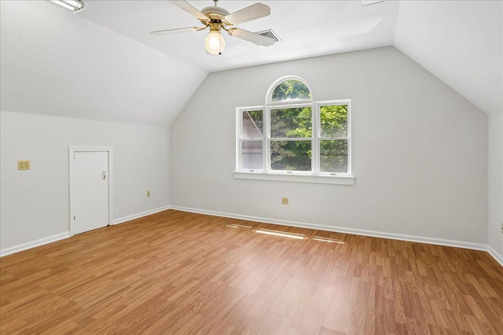 Image 104 of property listing at 11720 GLEN CT, Potomac, MD 20854