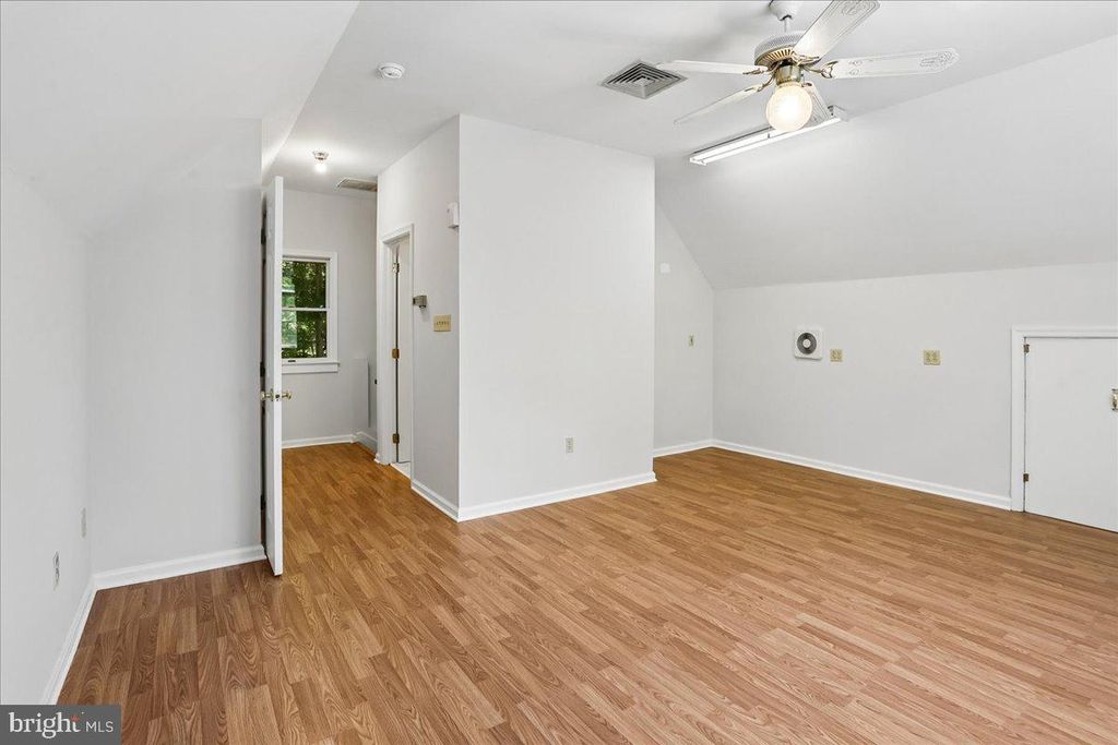 Image 105 of property listing at 11720 GLEN CT, Potomac, MD 20854