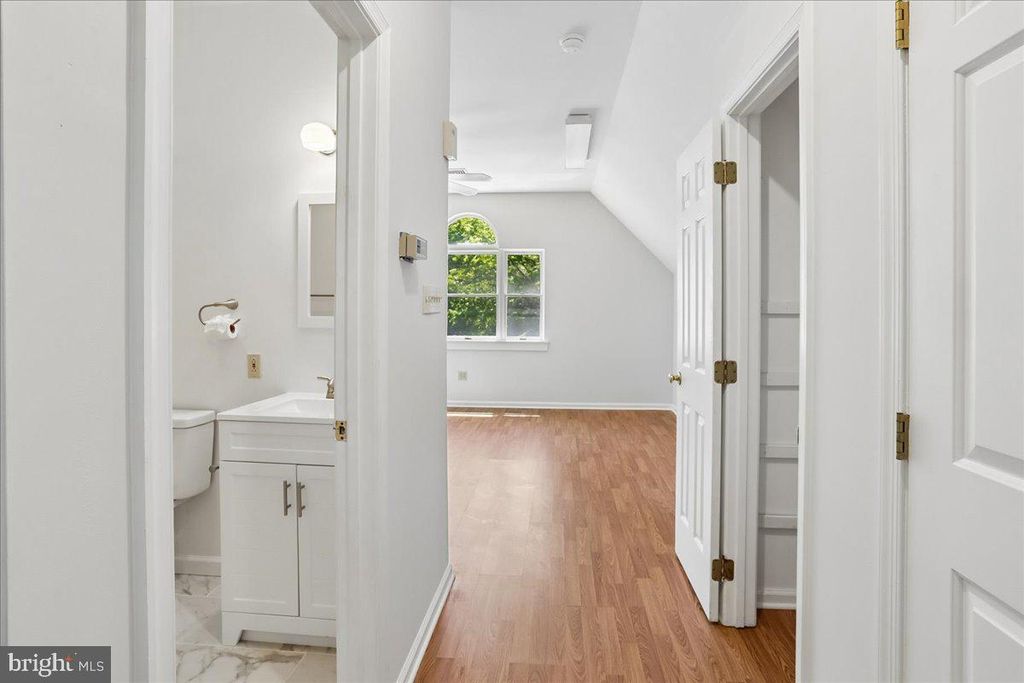 Image 107 of property listing at 11720 GLEN CT, Potomac, MD 20854
