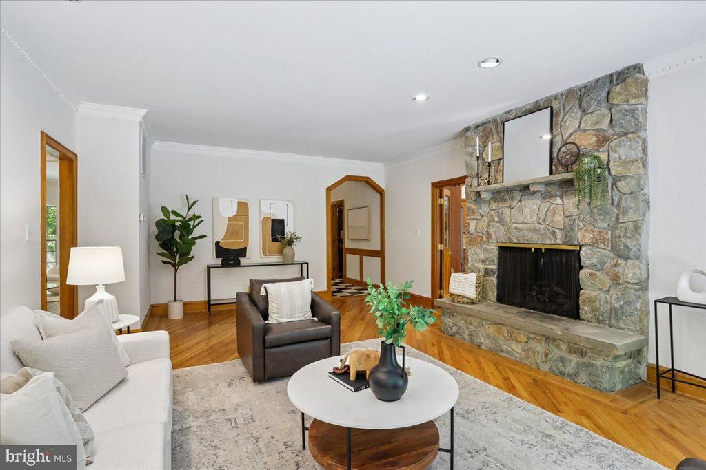 Image 16 of property listing at 11720 GLEN CT, Potomac, MD 20854