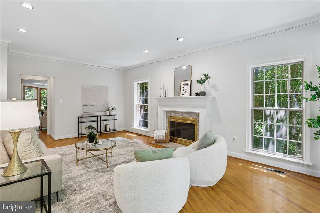 Image 20 of property listing at 11720 GLEN CT, Potomac, MD 20854