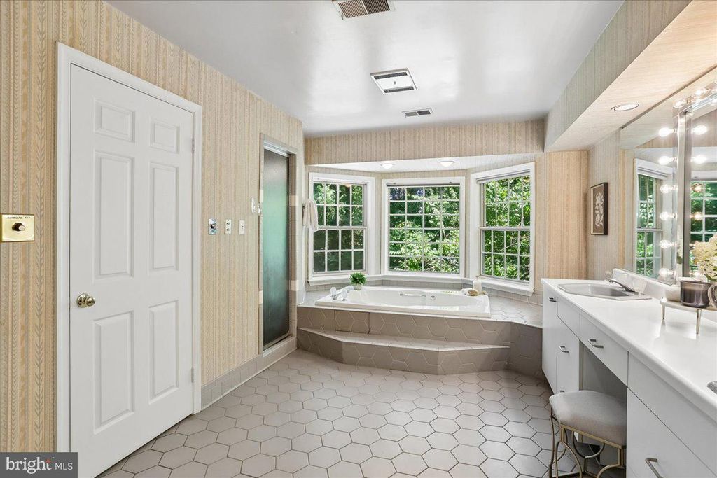 Image 73 of property listing at 11720 GLEN CT, Potomac, MD 20854