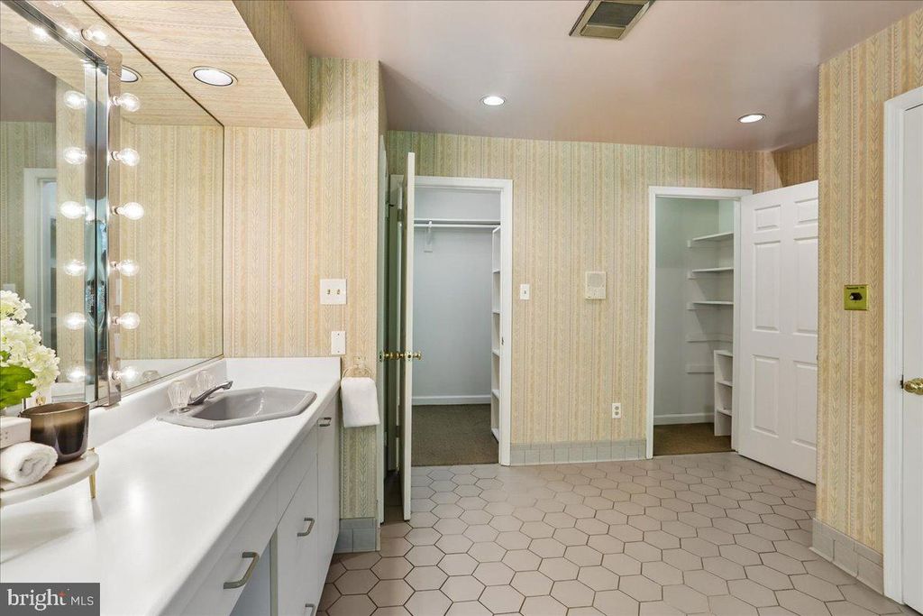 Image 74 of property listing at 11720 GLEN CT, Potomac, MD 20854